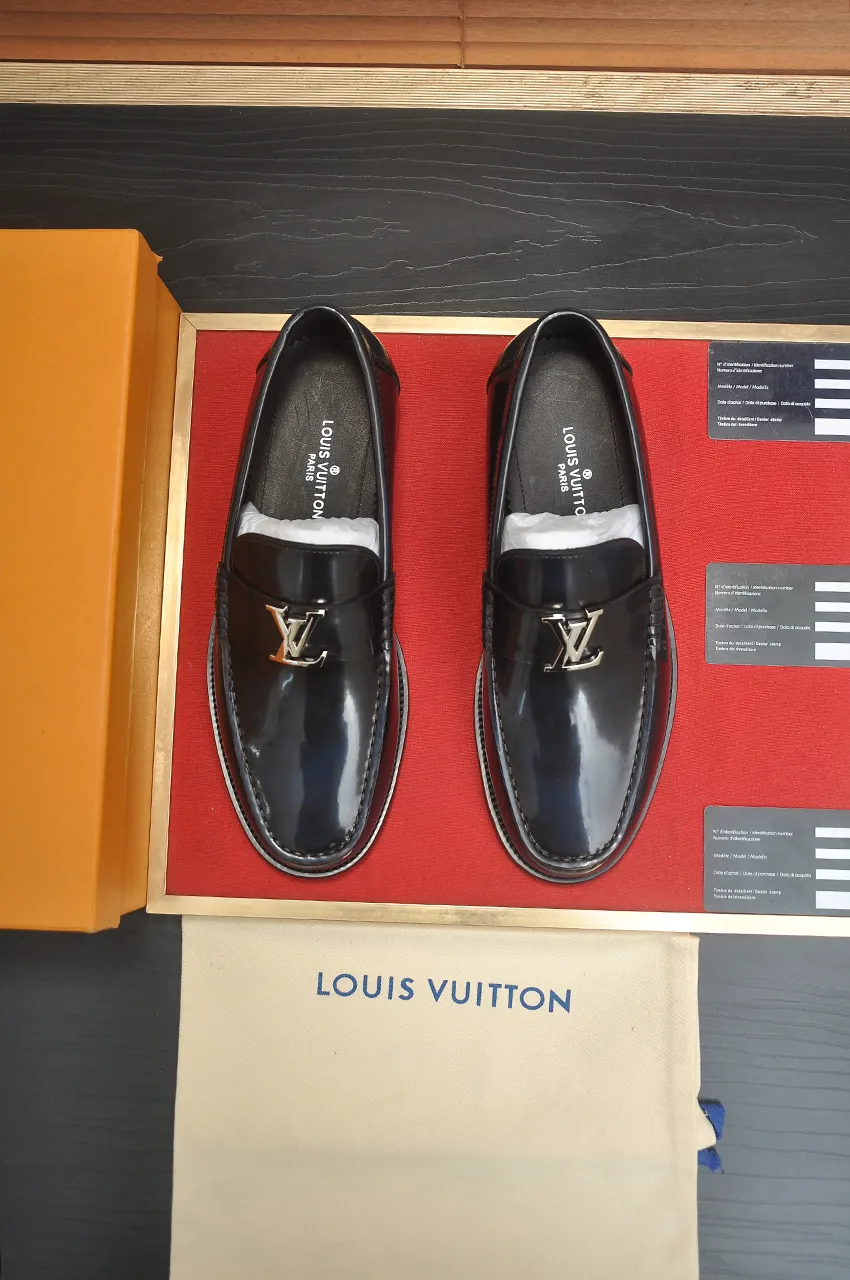 Men's men's shoes 💰560💶 [LV] (original single cowhide lining) 🍀LV's latest genuine leather business suit shoes are launched simultaneously on the official website. The first-layer cowhide imported from Italy is made of heavy gold, 💥1:1 rubber outsole from the official website. Versatile to wear, high-end without losing class, and the color combination is extraordinary. This four-season style is alluring when worn on your feet, showing off your big-name flair. Standard code 38-44 (45 customized)